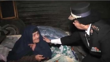 العجوز تحدث إلى إحدى ضابطات وزارة الداخلية المصرية