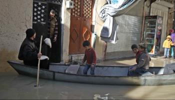 أبوإيهاب ينقل أطفالا بمركبه