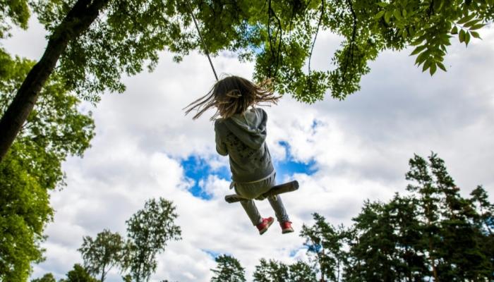 طفلة على أرجوحة في جزيرة ليندويا النرويجية - صورة أرشيفية