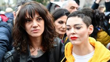 أزيا أرجنتو (يسار) مع المغنية والممثلة الأمريكية روز ماكجوان