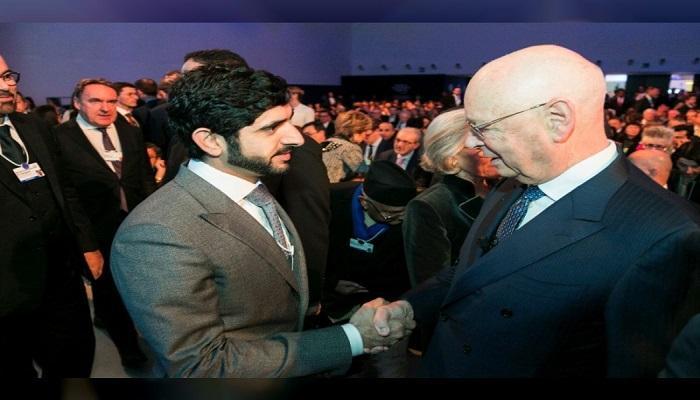 الشيخ حمدان بن محمد بن راشد آل مكتوم يصافح رئيس منتدى دافوس