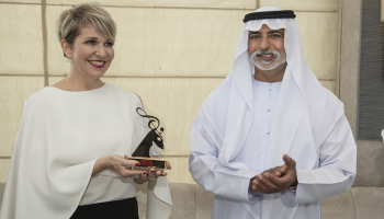 الشيخ نهيان بن مبارك آل نهيان يكرم مغنية الأوبرا الأمريكية