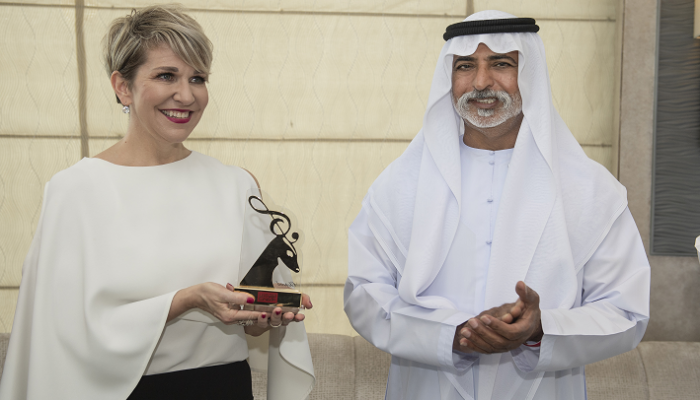 الشيخ نهيان بن مبارك آل نهيان يكرم مغنية الأوبرا الأمريكية