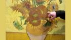 متحف أمستردام: لوحة فان جوخ "زهور دوار الشمس" لا تحتمل السفر