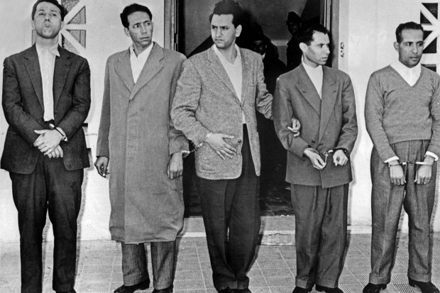 القبض على حسين آيت أحمد وقادة الثورة الجزائرية من قبل السلطات الفرنسية في خمسينيات القرن الماضي