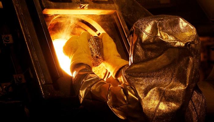 فرن لتشكيل قضبان معدنية ذهبية في نيفادا - رويترز