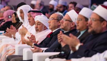 الشيخ عبدالله بن بيه يتوسّط الحضور في منتدى تعزيز السلم 2018