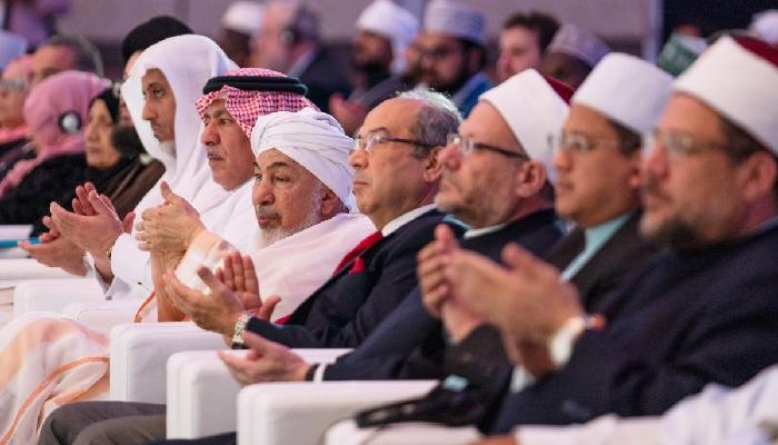 الشيخ عبدالله بن بيه يتوسّط الحضور في منتدى تعزيز السلم 2018