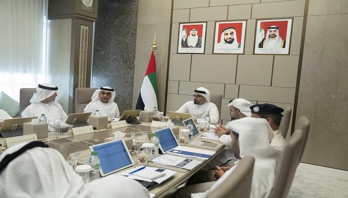 الشيخ خالد بن محمد بن زايد خلال الاجتماع
