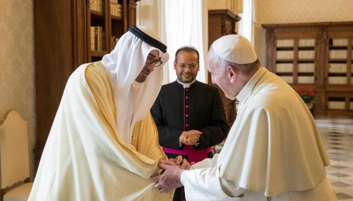 البابا فرنسيس يرحب بالشيخ محمد بن زايد في الفاتيكان عام 2016 - أرشيفية