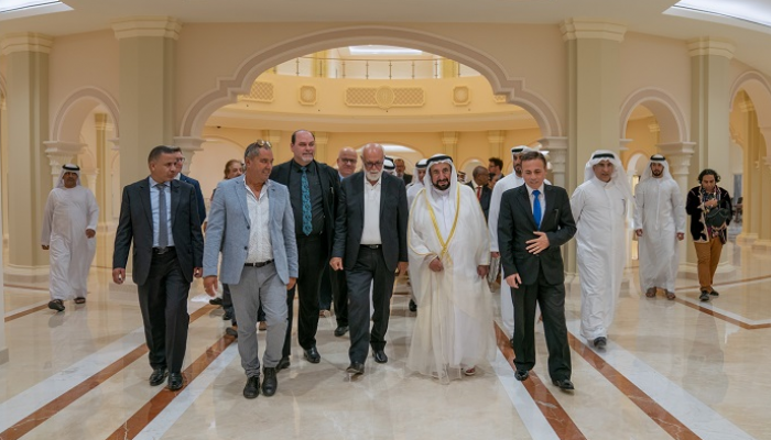 حاكم الشارقة مع كبار الفنانين العرب