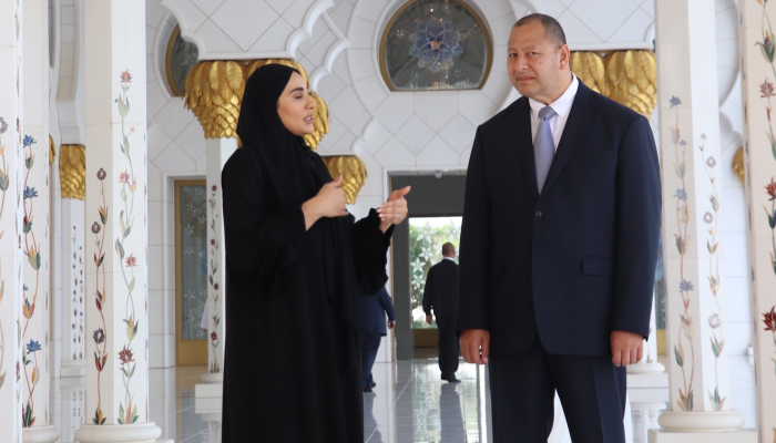 ملك تونجا خلال زيارته جامع الشيخ زايد الكبير في أبوظبي