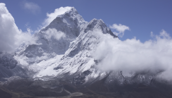 كتلة من الجليد كانت متدلية بشكل خطر فوق جبل خومبو الجليدي