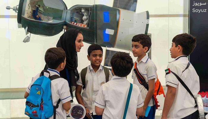 طلاب يشاركون المنصوري التحكم بالروبوت على محطة الفضاء الدولية