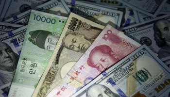 الدولار يستقر بعد بيانات نزلت به من أعلى مستوى في عامين