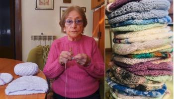 السيدة بينا تقضي أشهر الصيف في حياكة القبعات لمساعدة الأطفال المحتاجين