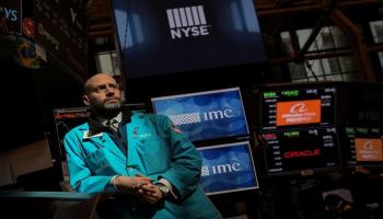 وول ستريت تغلق منخفضة