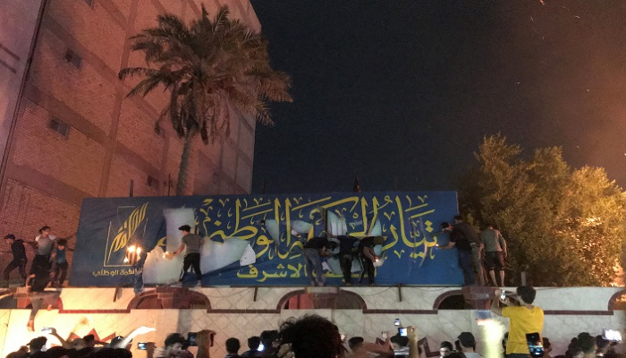 متظاهرون يحرقون مقر