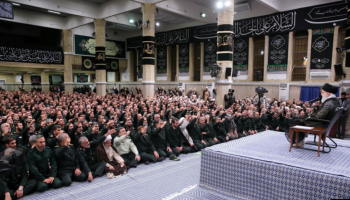 المرشد الإيراني أمام حشد من جنرالات مليشيا الحرس الثوري 