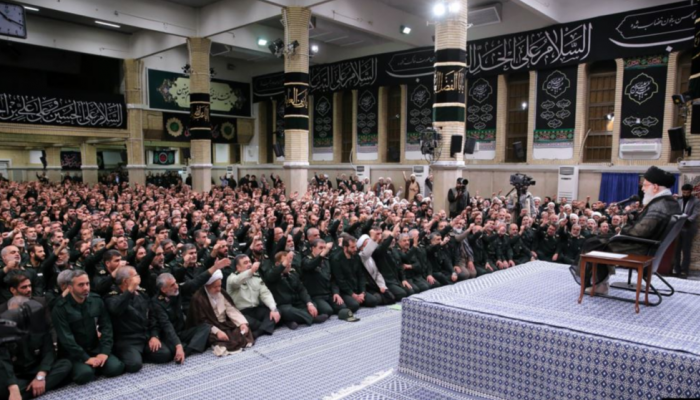 المرشد الإيراني أمام حشد من جنرالات مليشيا الحرس الثوري