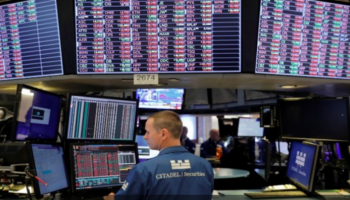 وول ستريت تفتح مستقرة