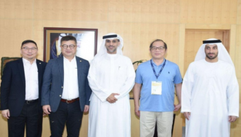 الرئيس التنفيذي لمركز إكسبو الشارقة يتوسط عارضي جناح هونج كونج