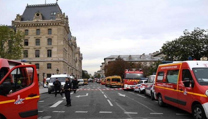 الشرطة الفرنسية تنتشر في مكان الحادث