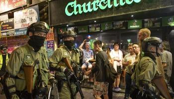 قوات الشرطة تحاول السيطرة على المظاهرات في هونج كونج