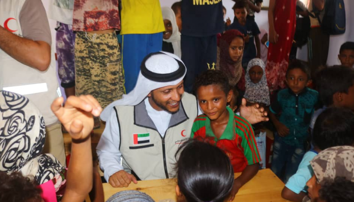 جانب من توزيع المستلزمات المدرسية على طلاب اليمن