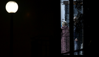 والدا رئيس الوزراء الإيطالي السابق ماتيو رينزي على شرفة منزلهما