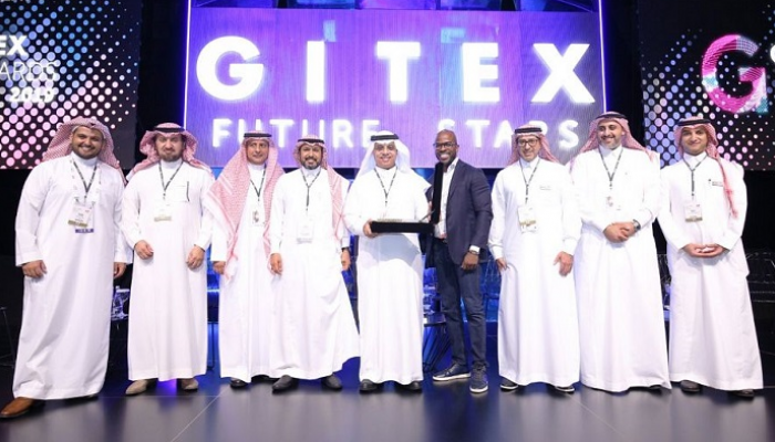مسؤولو الشركة السعودية وهم يتسلمون الجائزة في معرض جيتكس دبي 2019