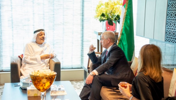 الأمير أندرو دوق يورك خلال زيارته مقر صندوق خليفة في أبوظبي