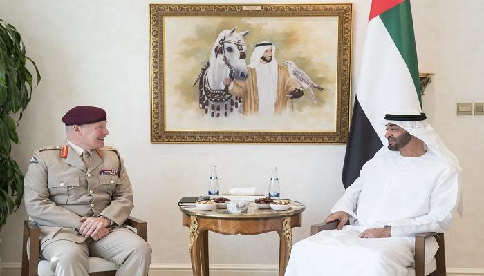 الشيخ محمد بن زايد آل نهيان خلال استقباله السير جون لوريمر