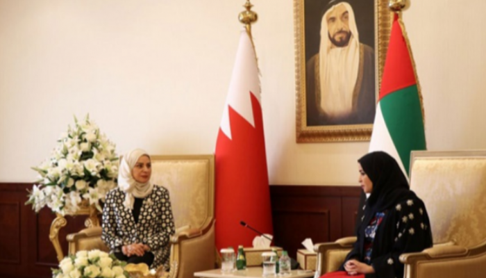 أمل القبيسي وفوزية زينل في لقاء سابق بينهما