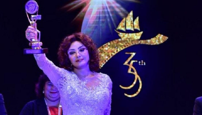 نبيلة عبيد لحظة تسلم درع تكريمها في مهرجان الإسكندرية