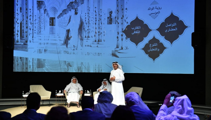 الدكتور يوسف العبيدلي أثناء تقديم ورقة العمل