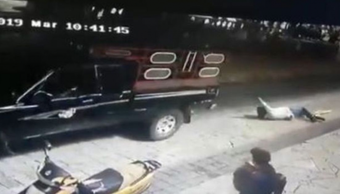 السكان الغاضبون جروا العمدة في الشوارع