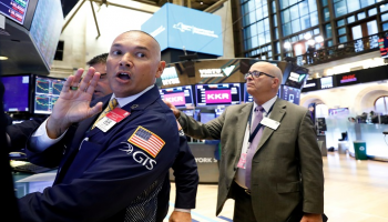 متعاملون أثناء التداول في بورصة نيويورك - رويترز