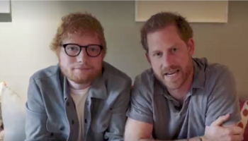 الأمير هاري والمغني إد شيران في صورة ملتقطة من الفيديو