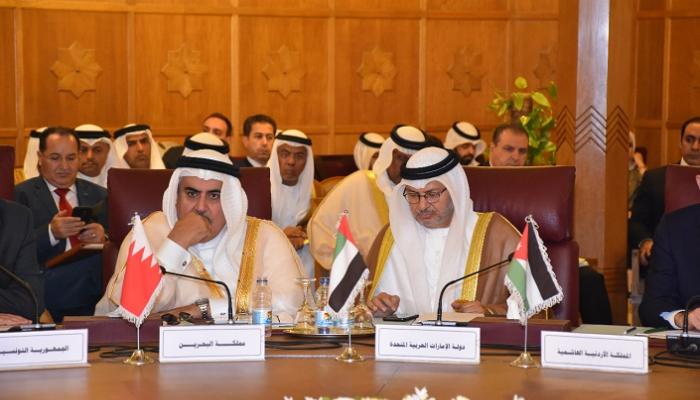 قرقاش وخالد بن أحمد خلال الاجتماع الوزاري بالجامعة العربية