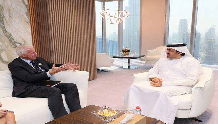 وكيل وزارة الاقتصاد الإماراتية مع القنصل البريطاني