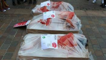 المتطوعون مغلفون وملطخون بالدماء