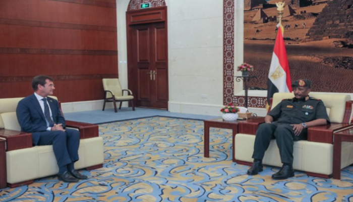 الفريق أول ركن عبدالفتاح البرهان والسفير روبرت فان دو