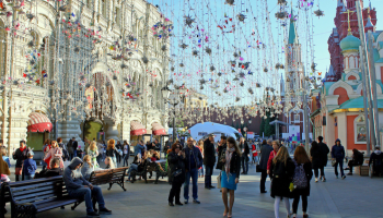 أجواء البهجة تسود الميادين العامة في روسيا