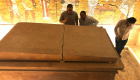 إعادة تركيب غطاء التابوت الحجري بمقبرة توت عنخ آمون
