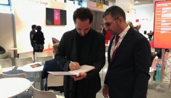 نصير شمة أثناء توقيع الكتاب في معرض فرانكفورت