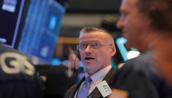 متعامل أثناء التداول في بورصة نيويورك- رويترز