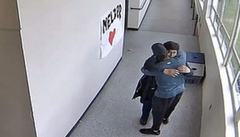 المدرب يحتضن الطالب بعد انتزاع السلاح من يده