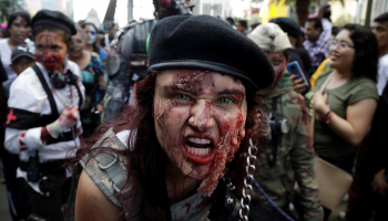 المشاركون طلوا وجوههم بمستحضرات تجميل للظهور بشكل مخيف