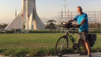 الدراج الألماني بيتر هارنيش قرب ميدان آزادي بطهران